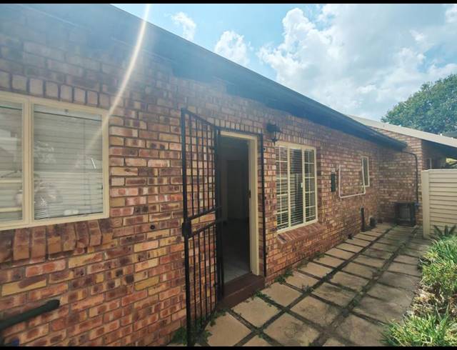 2 BEDROOM TOWNHOUSE FOR SALE IN ROOIHUISKRAAL NORTH